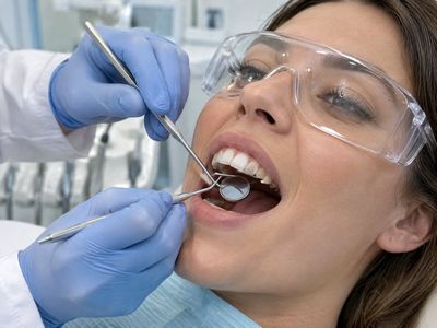 Revisión dental preventiva con espejo e instrumental